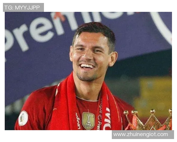 足球明星踢厕纸的搞笑瞬间引发网友热议，谁能想到厕纸也能成为足球场上的明星呢